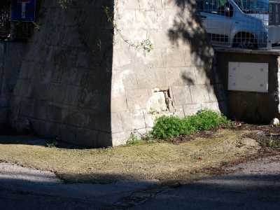 Il deterioramento del materiale sta per� rivelando, attraverso qualche crepa, la pietra con cui la scultura � stata originariamente realizzata.  
